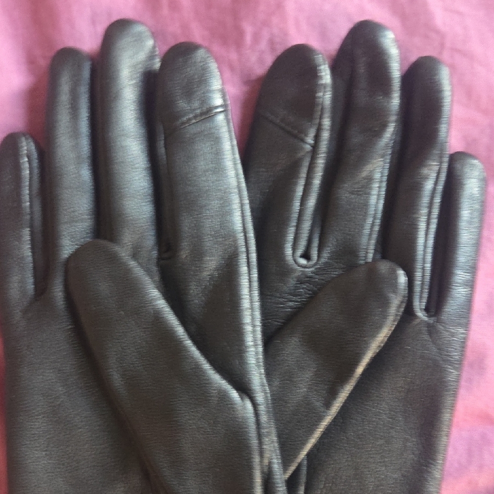 Soft Black Leather Cole Haan Touchscreen Gloves With 100% Silk Lining Size L NWT - Picture 10 of 12
